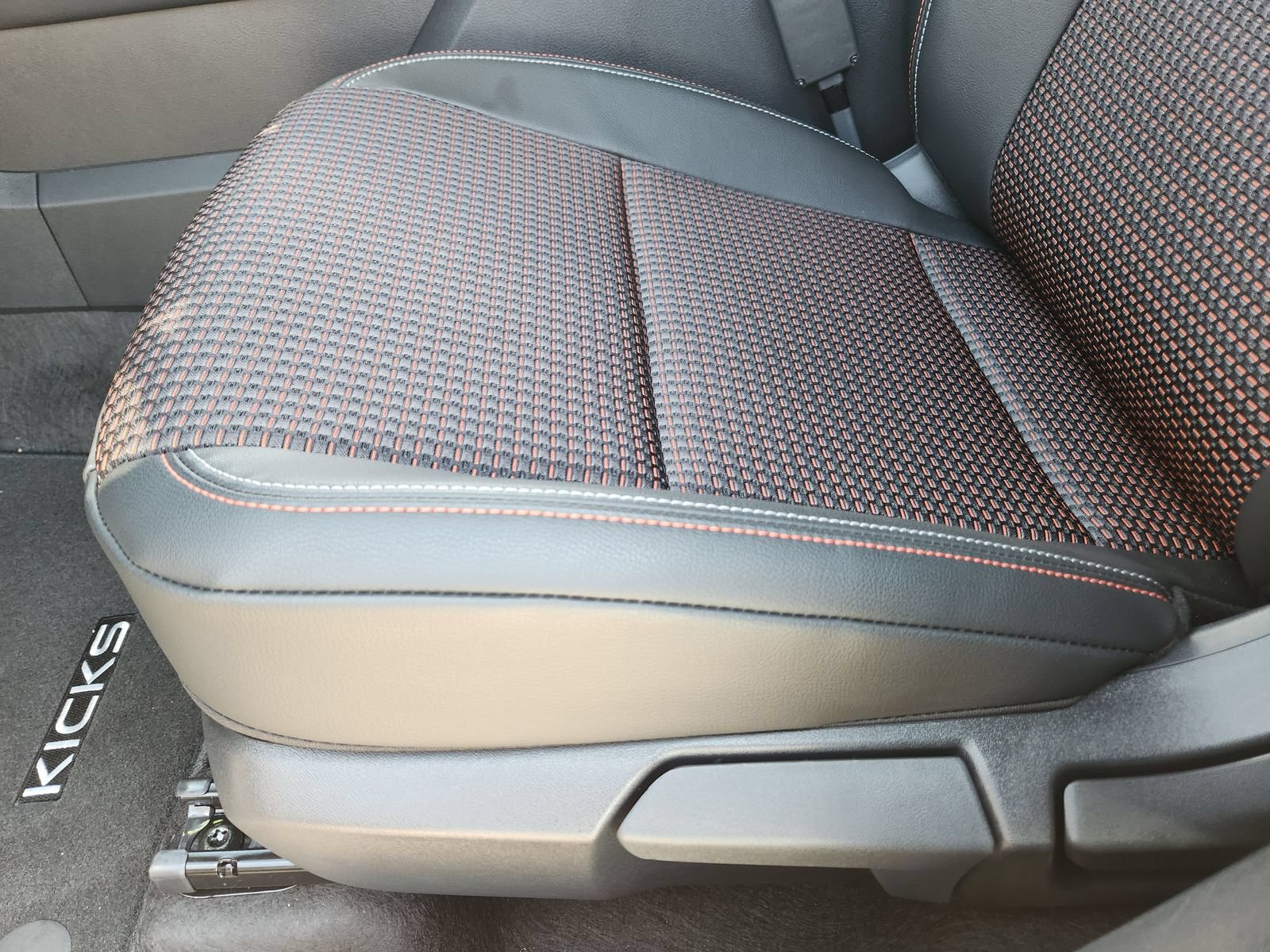 Certified 2025 Nissan Kicks SR FWD image 20