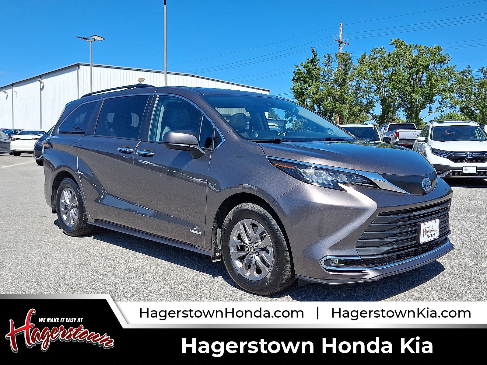 Used 2021 Toyota Sienna XLE image 1