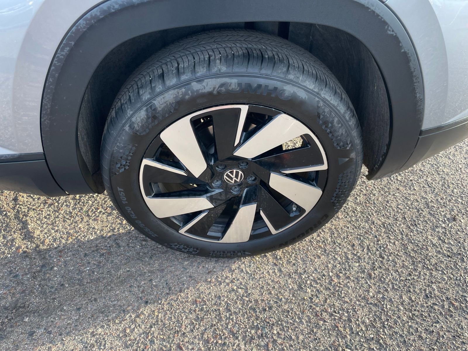 Used 2025 Volkswagen Atlas Cross Sport SE FWD image 32