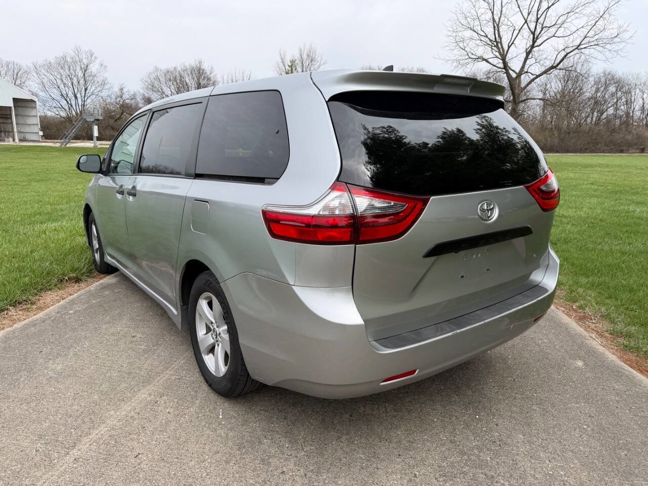 Used 2020 Toyota Sienna L image 8