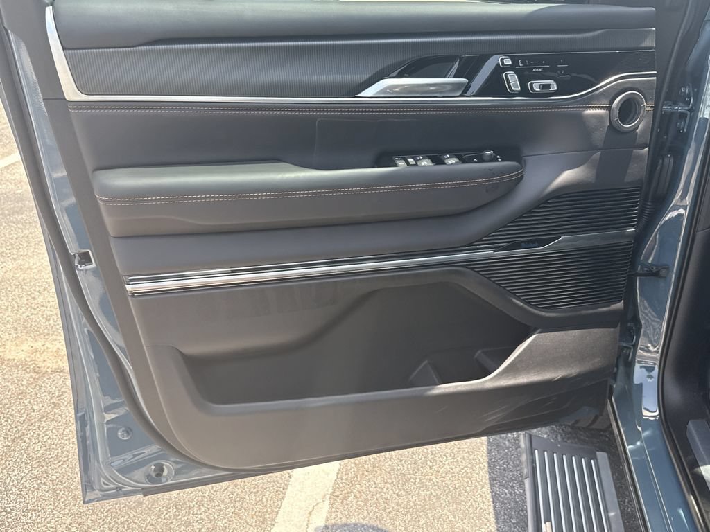 New 2026 Jeep Grand Wagoneer Summit AWD/4WD image 10