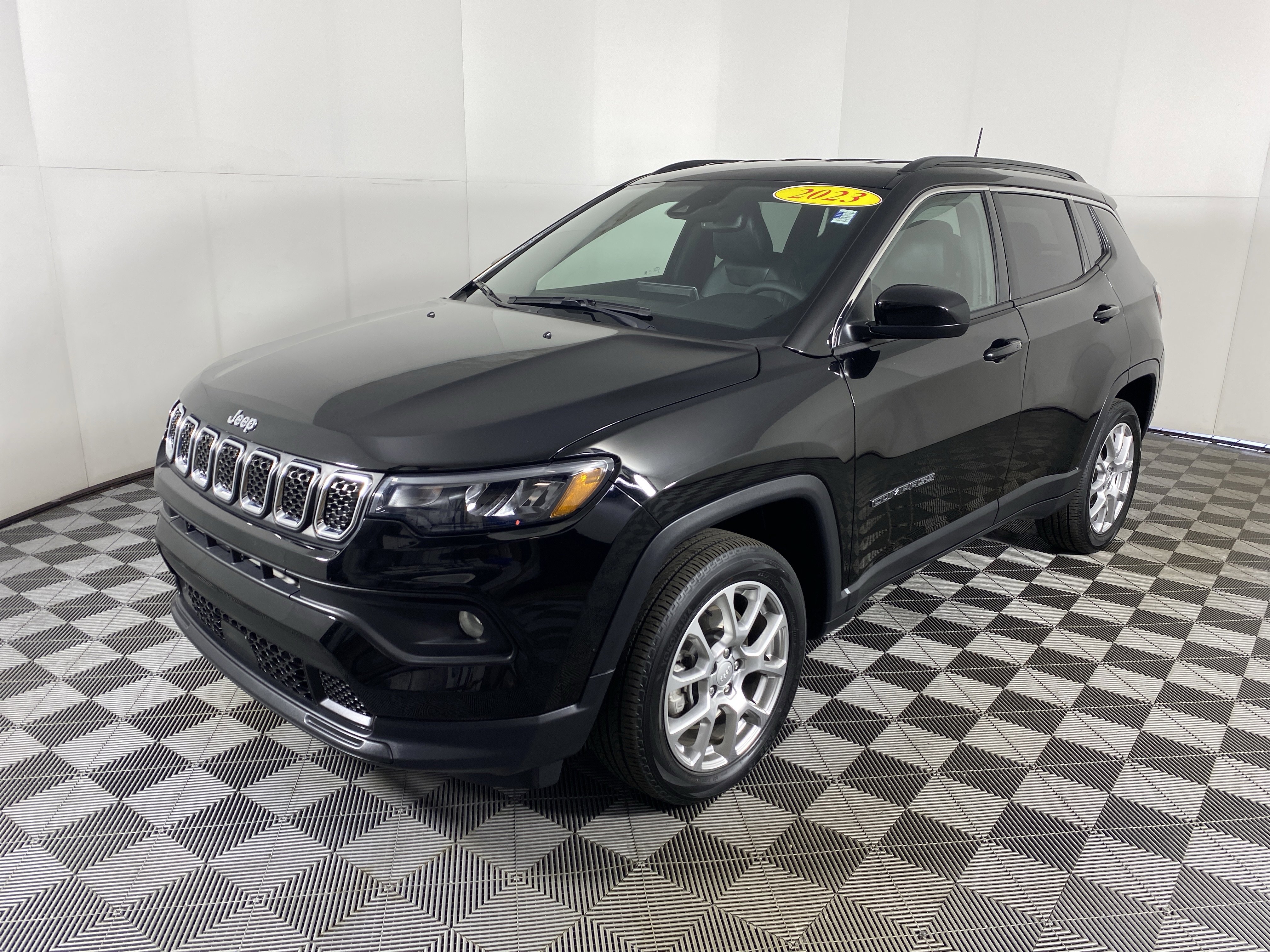Used 2023 Jeep Compass Latitude AWD/4WD image 11