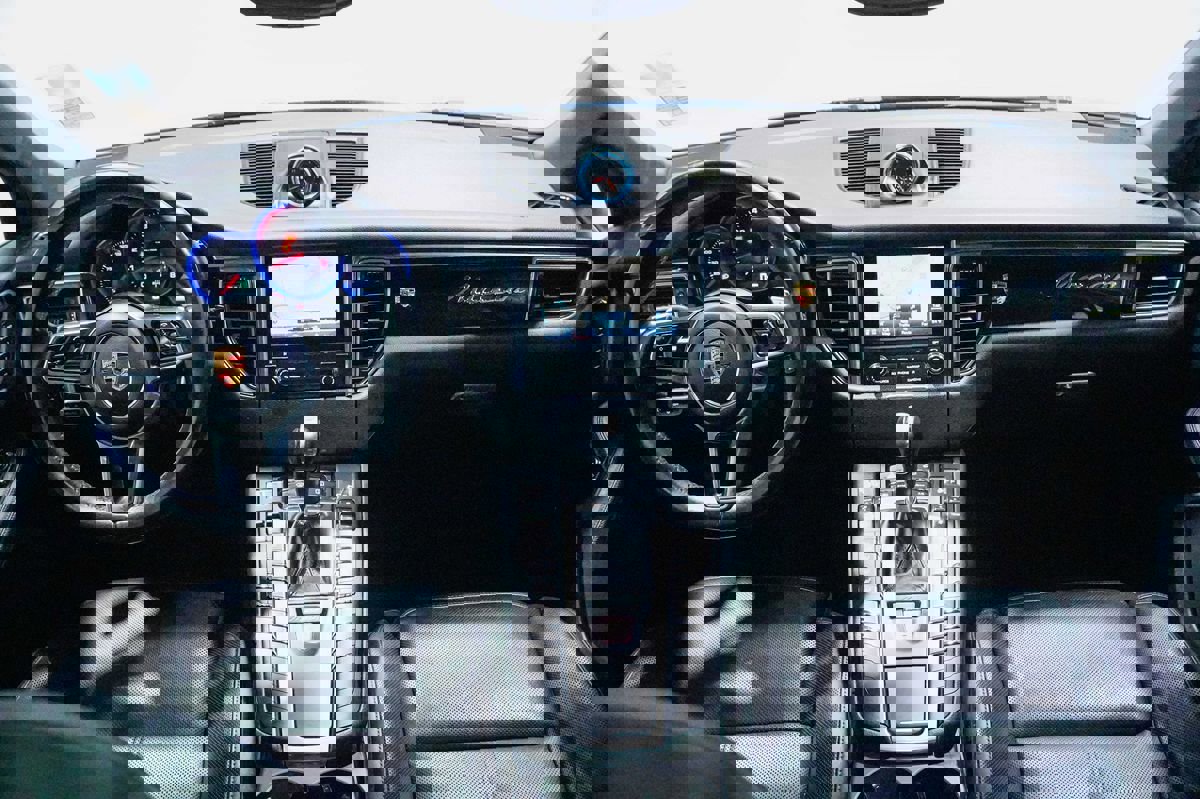 Used 2018 Porsche Macan AWD/4WD image 23