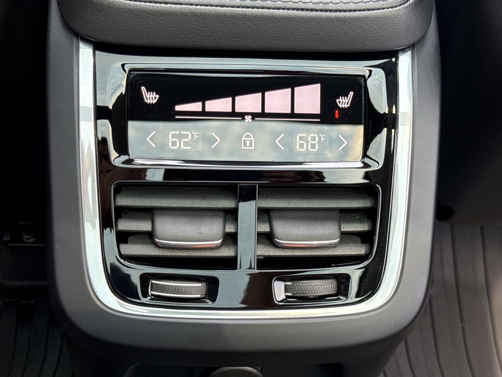 Used 2024 Volvo XC90 T8 Plus w/ Protection Package Premier AWD/4WD image 23
