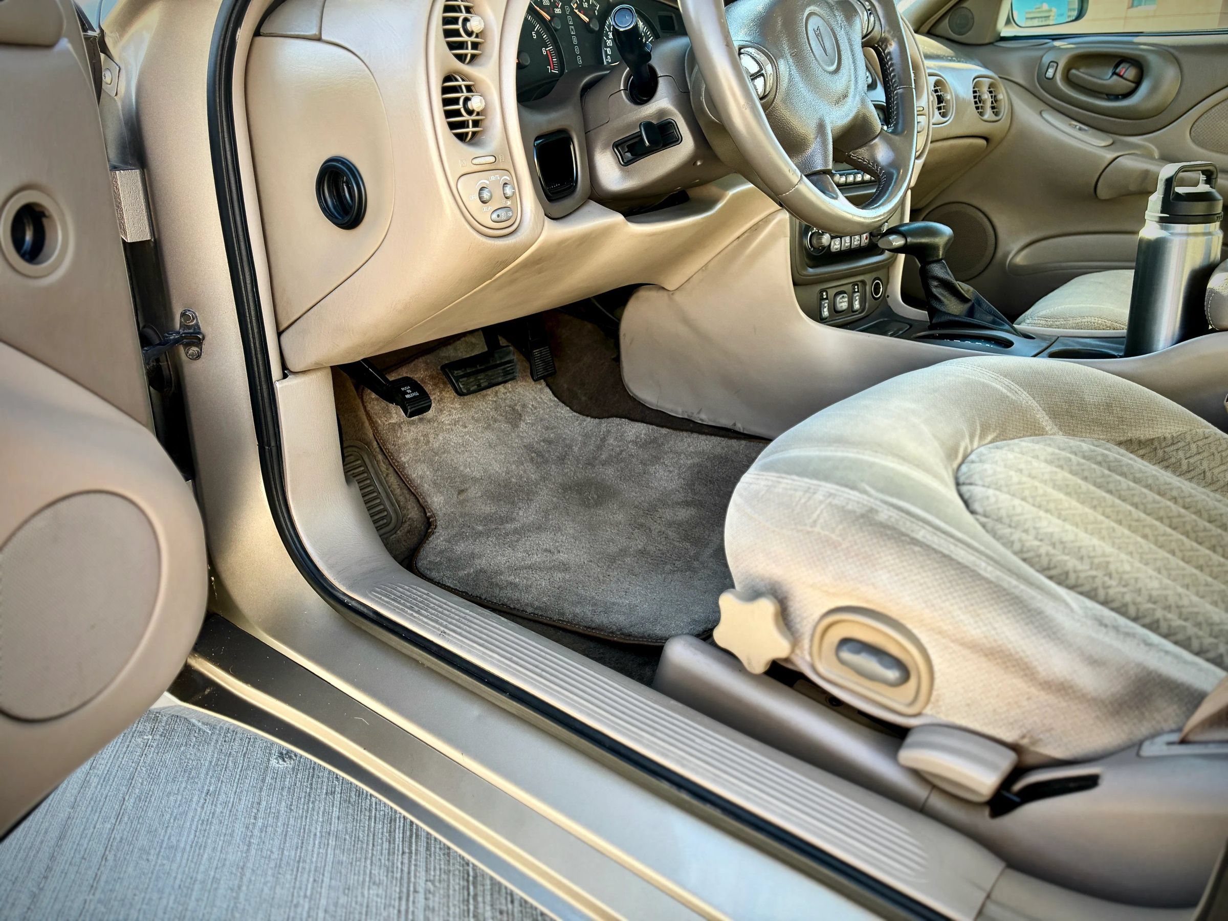 Used 2003 Pontiac Bonneville SLE FWD image 28