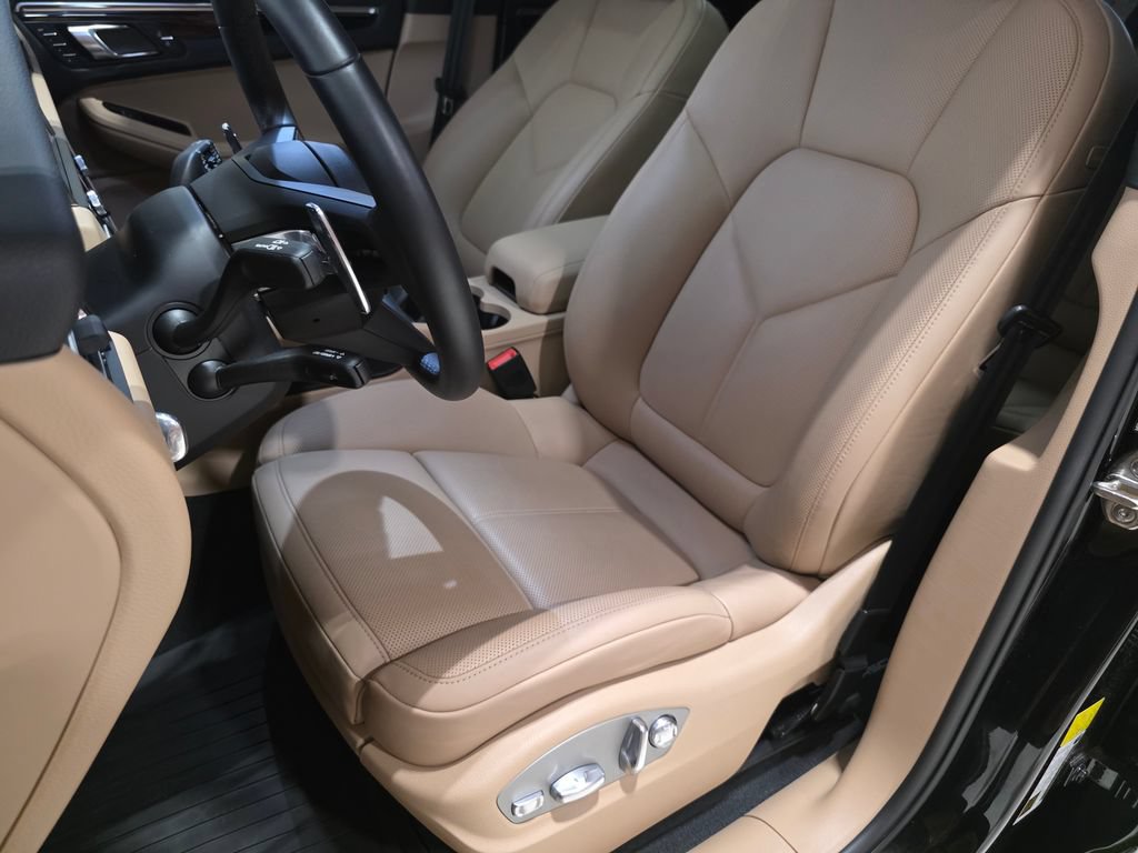 Certified 2026 Porsche Macan AWD/4WD image 5