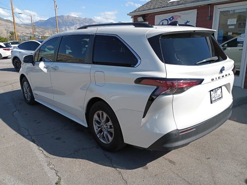 Used 2021 Toyota Sienna XLE image 3