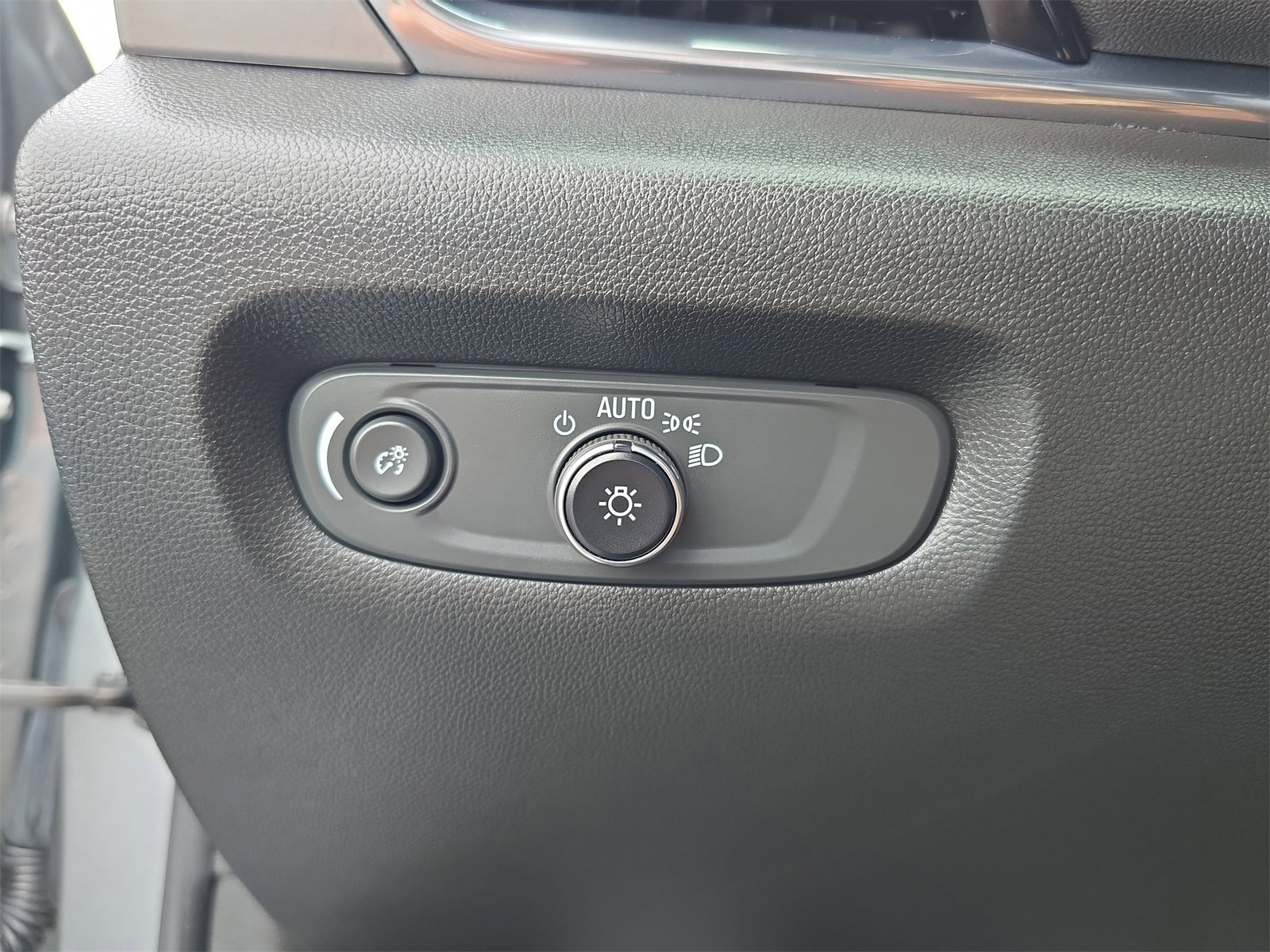 Used 2023 Chevrolet Traverse LT w/ Rear Camera Mirror Package image 22