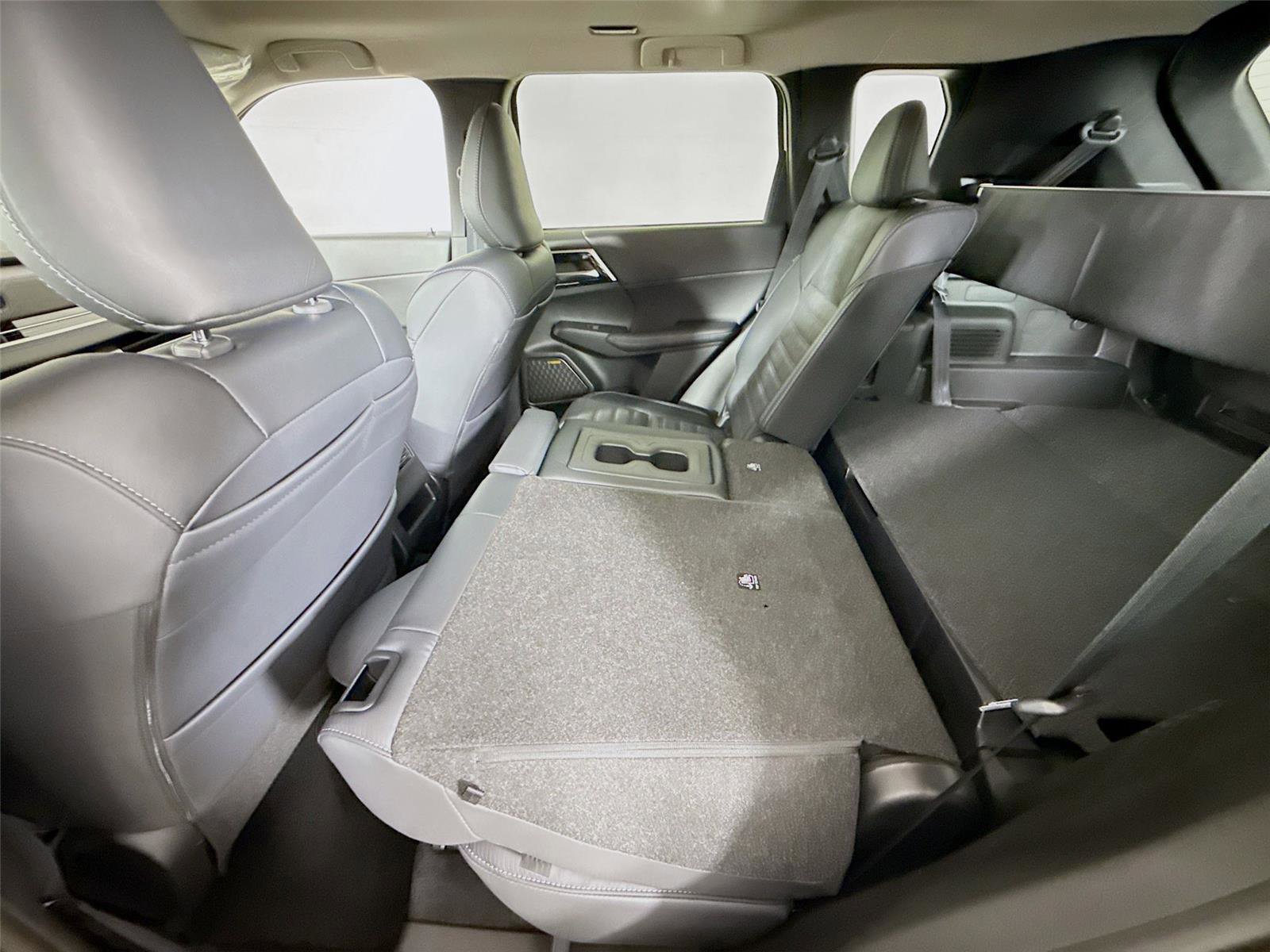 New 2026 Mitsubishi Outlander SE image 18