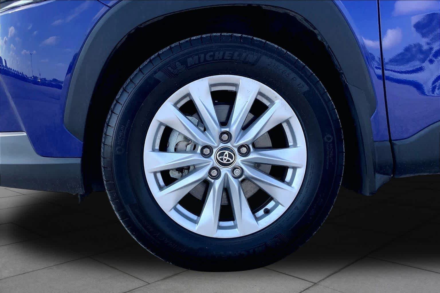 Certified 2025 Toyota Corolla Cross LE FWD image 11