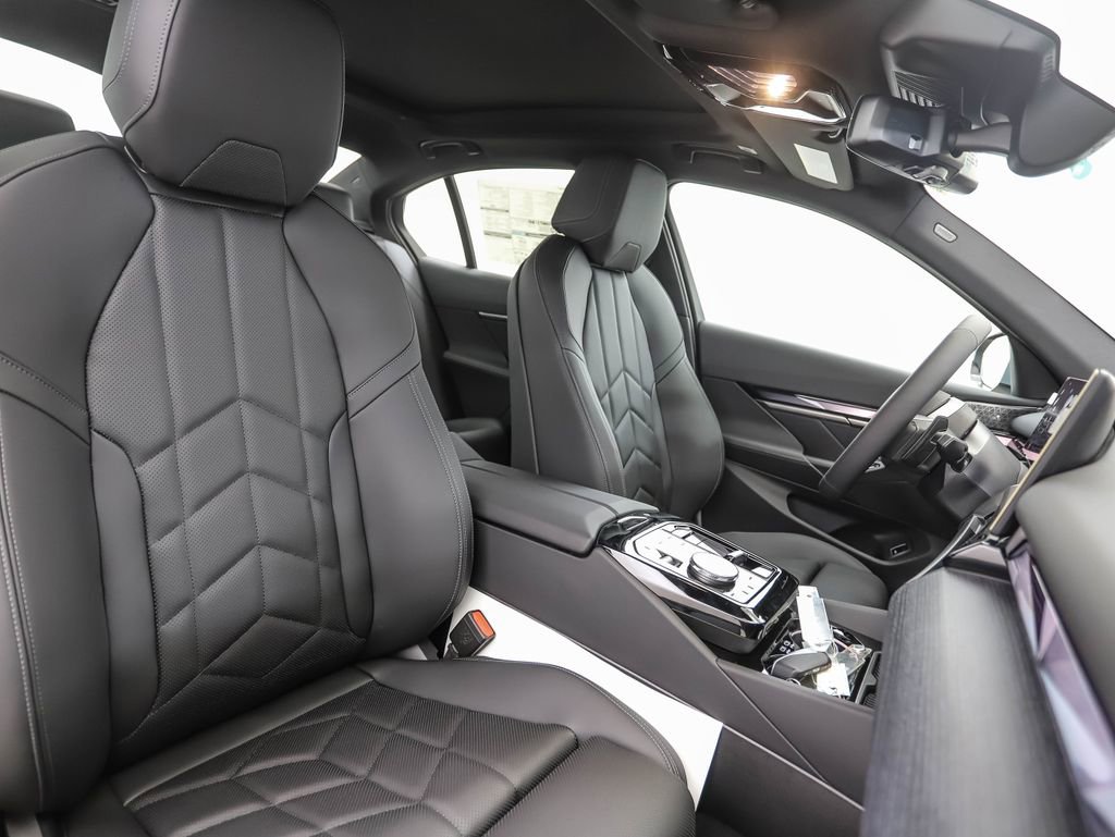 New 2026 BMW 550e xDrive image 32