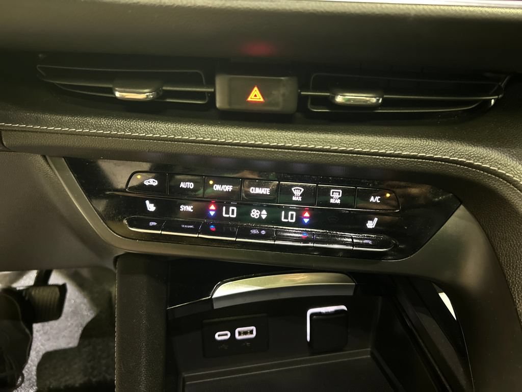 Used 2021 Buick Envision Essence AWD/4WD image 19