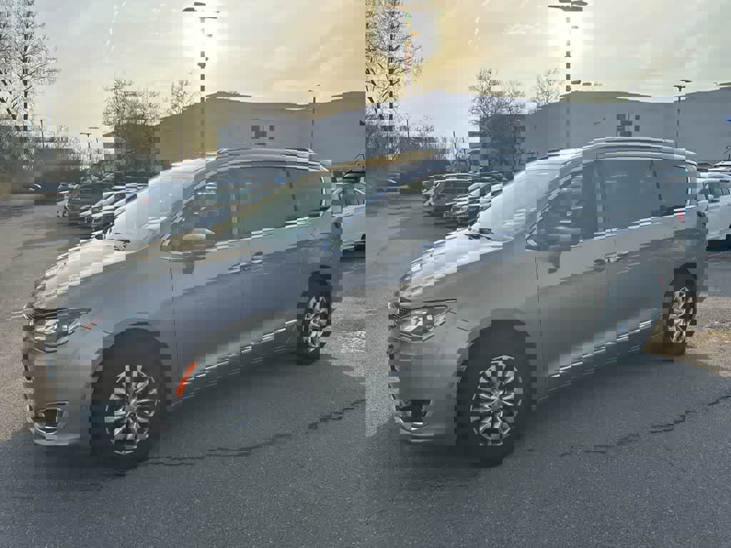 Used 2018 Chrysler Pacifica Touring-L w/ Advanced Safetytec Group image 3