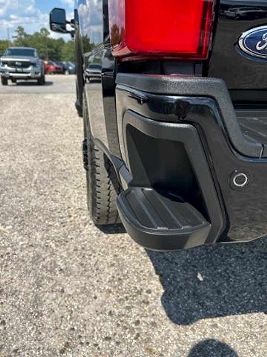 Used 2025 Ford F250 Platinum image 9