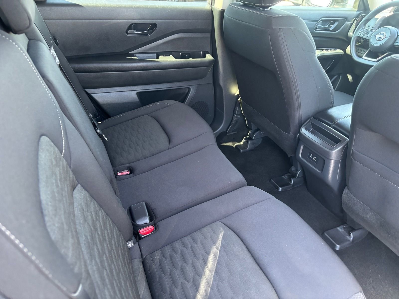 Used 2023 Nissan Pathfinder S image 16