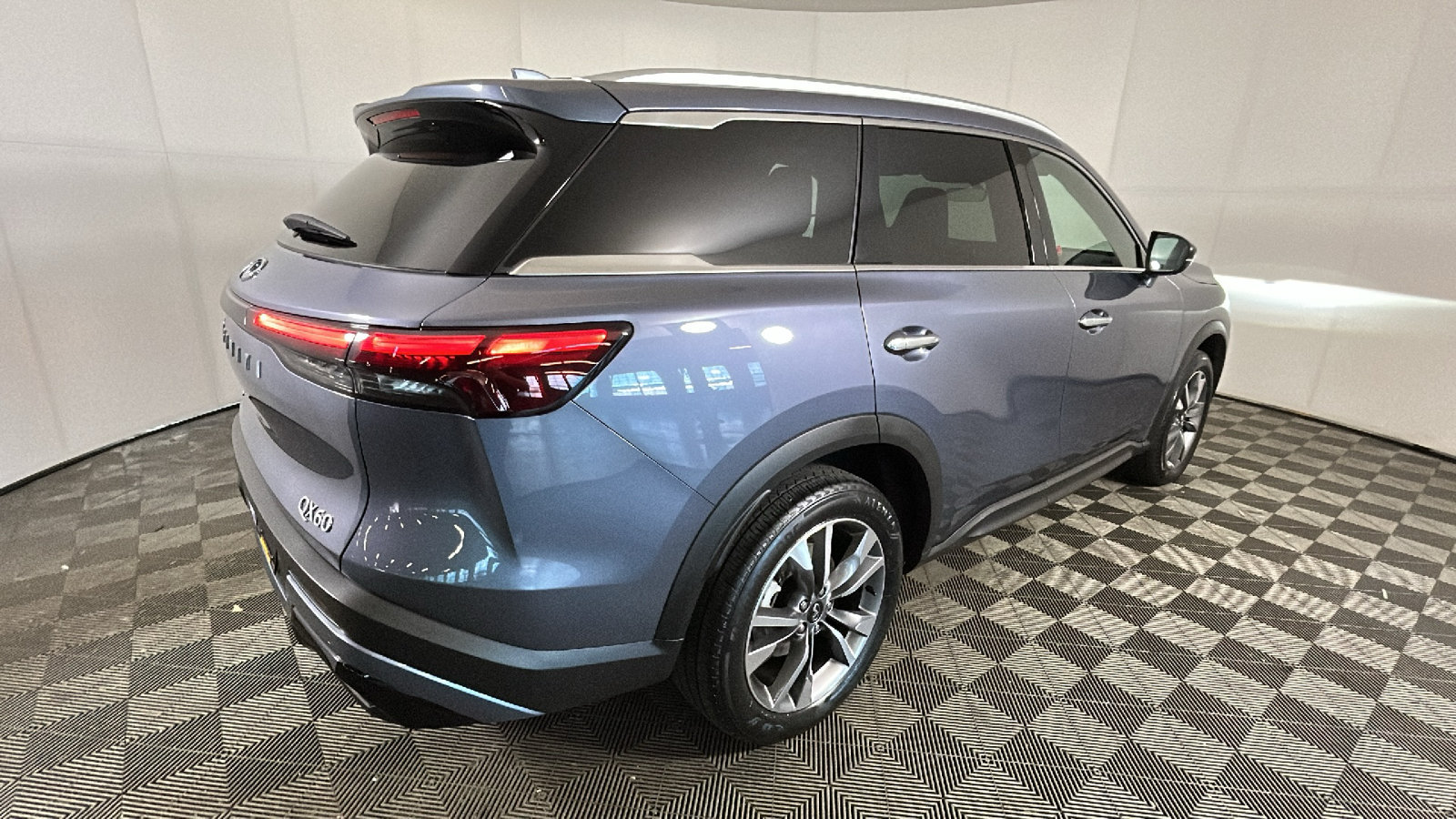 Used 2024 INFINITI QX60 Luxe AWD/4WD image 2