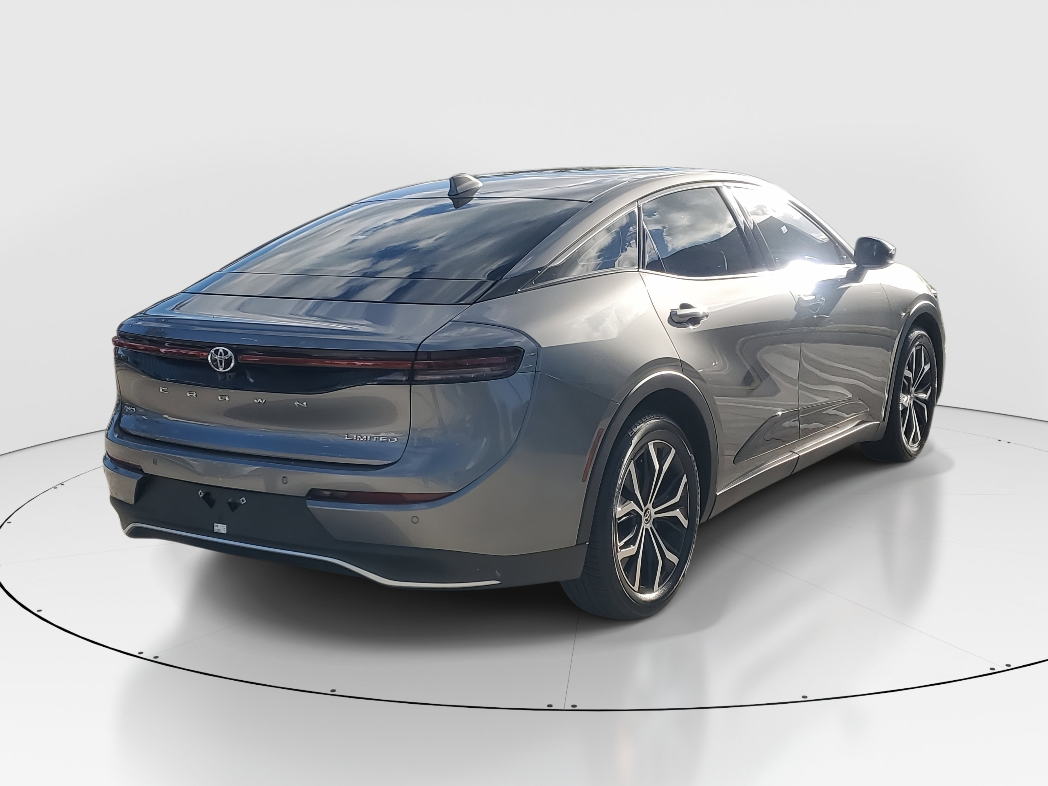 Used 2023 Toyota Crown Limited image 3