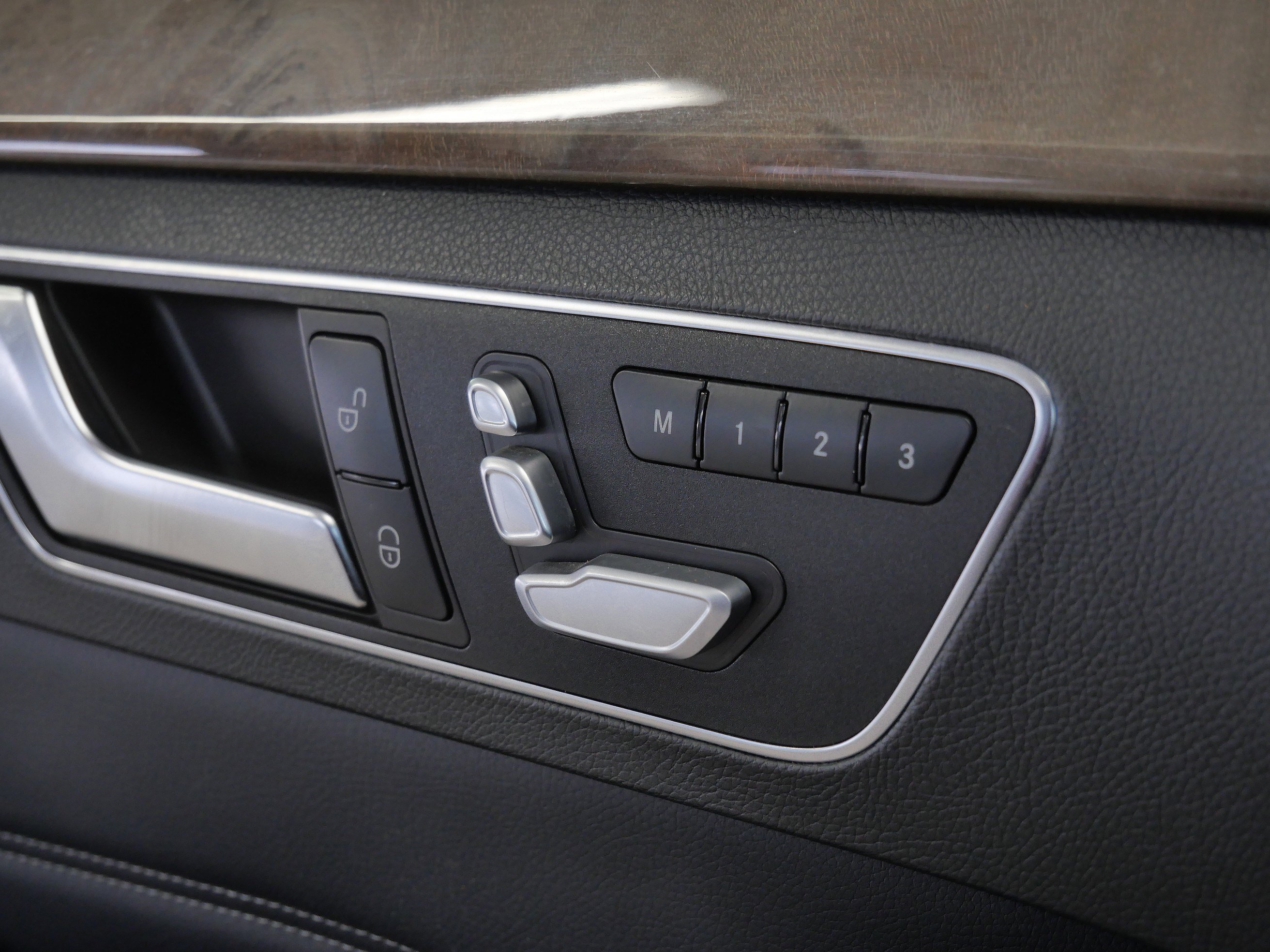 Used 2014 Mercedes-Benz E 350 4MATIC Sedan image 30