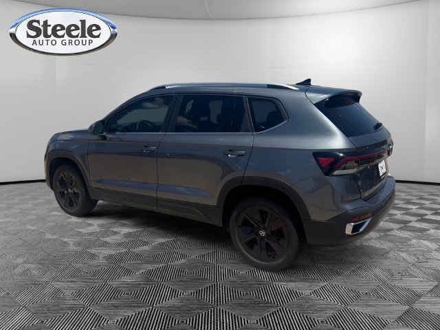 New 2026 Volkswagen Taos SE FWD image 3