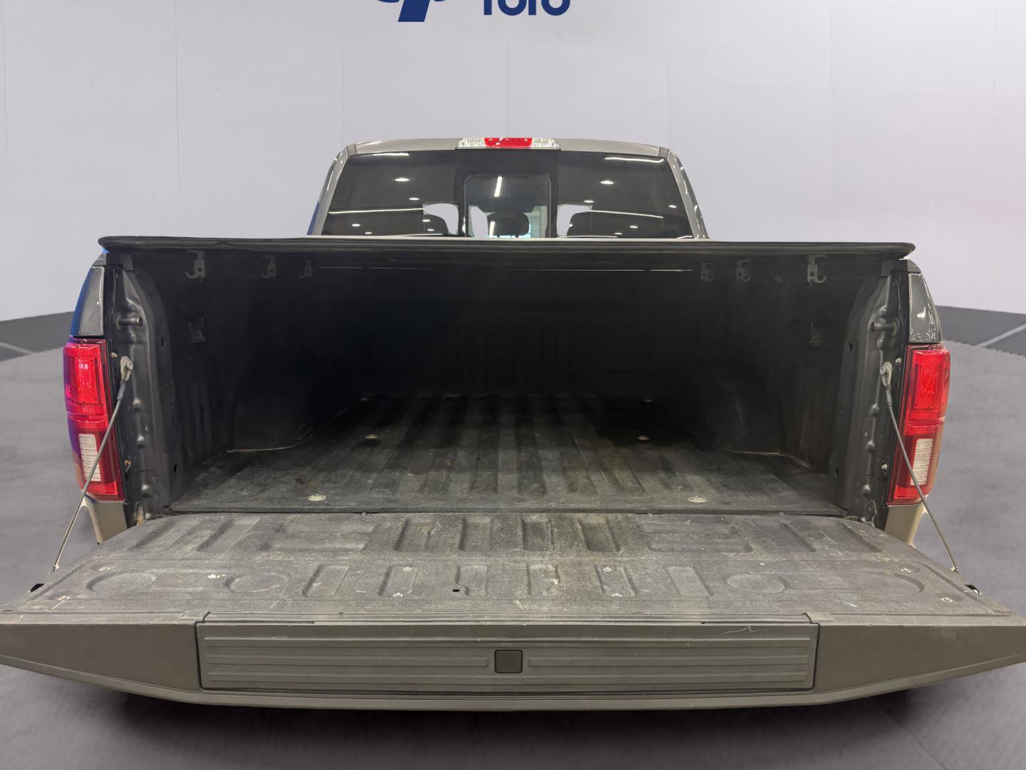 Used 2018 Ford F150 Platinum w/ Equipment Group 701A Luxury image 9