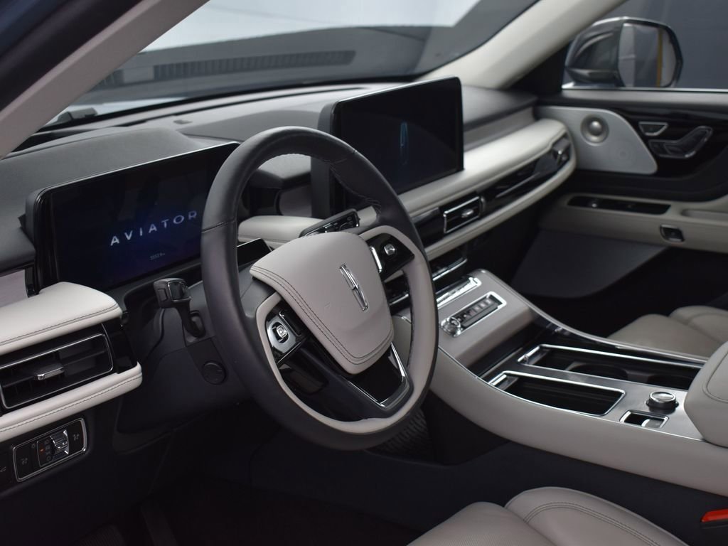 Used 2025 Lincoln Aviator Reserve w/ Equipment Group 201A image 8