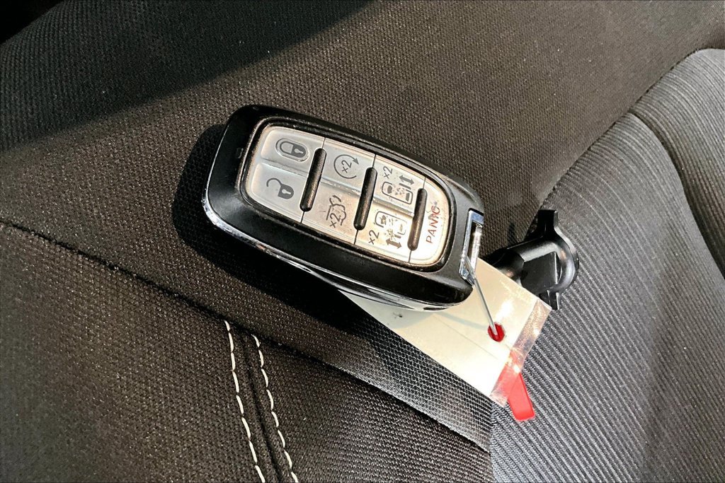 Used 2020 Chrysler Pacifica Touring w/ S Appearance Package FWD image 10
