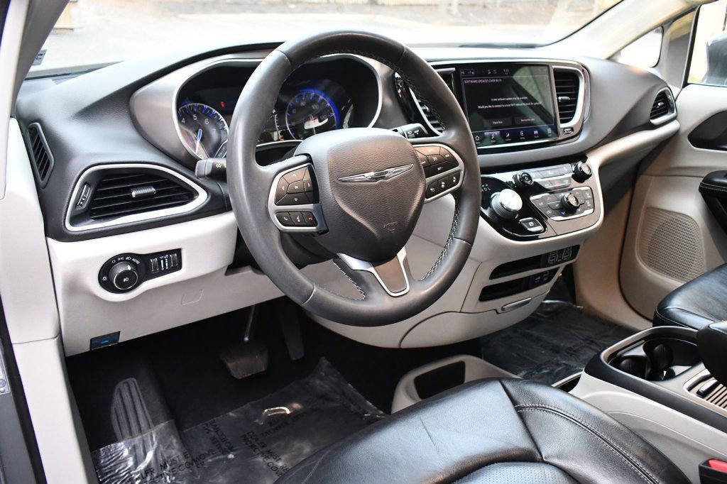 Used 2022 Chrysler Pacifica Touring-L image 21