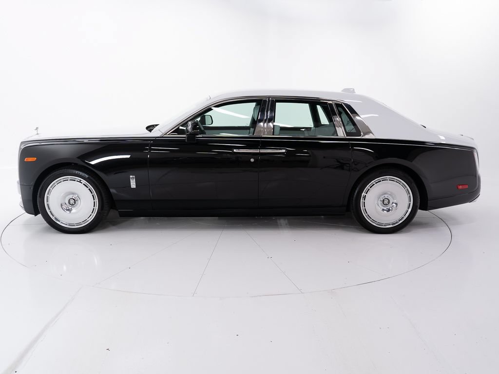 Certified 2026 Rolls-Royce Phantom Sedan w/ Leather Finishing Pack RWD image 2
