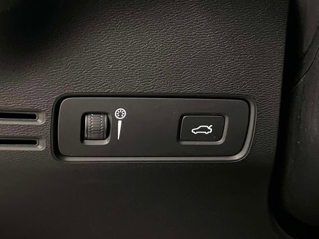 Used 2020 Volvo XC40 T4 Momentum image 20