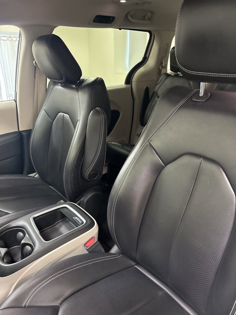 Used 2023 Chrysler Pacifica Touring-L FWD image 17