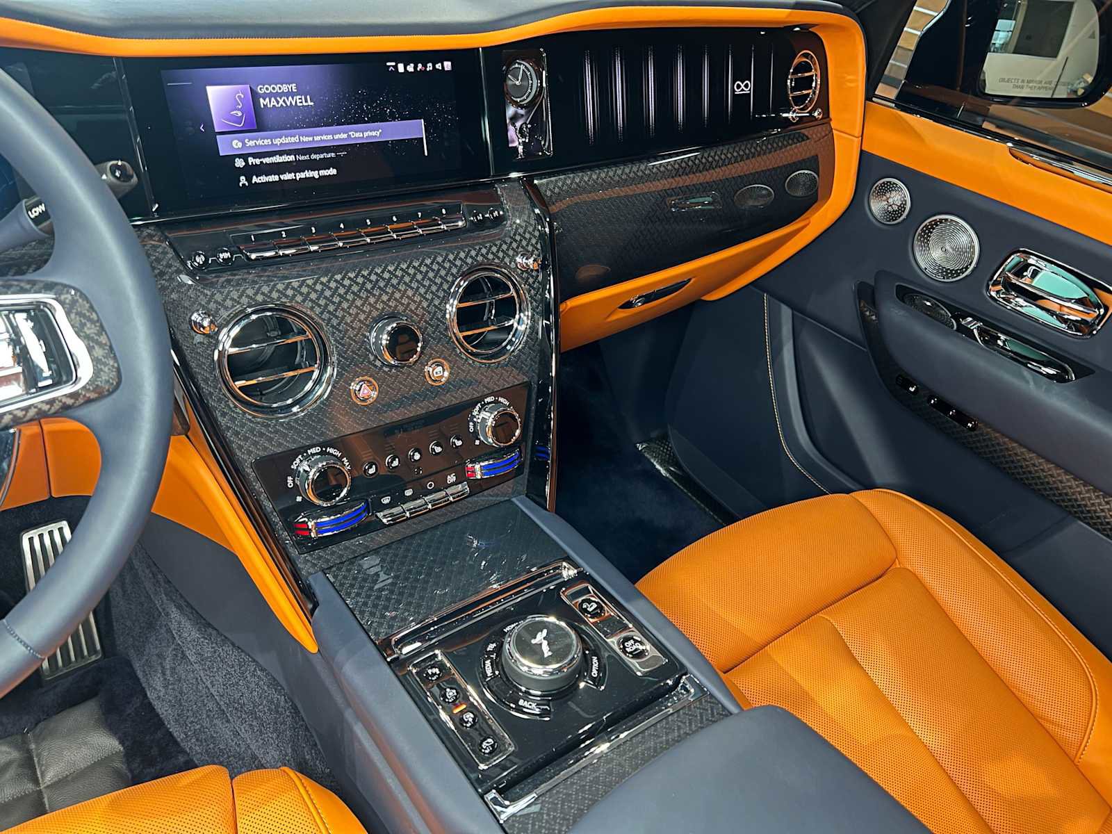 Used 2025 Rolls-Royce Cullinan Black Badge w/ Leather Finishing Pack image 38