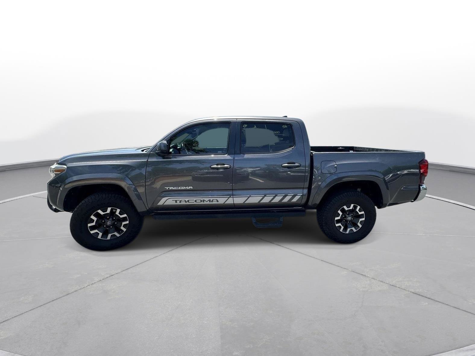 Used 2018 Toyota Tacoma SR5 RWD image 9