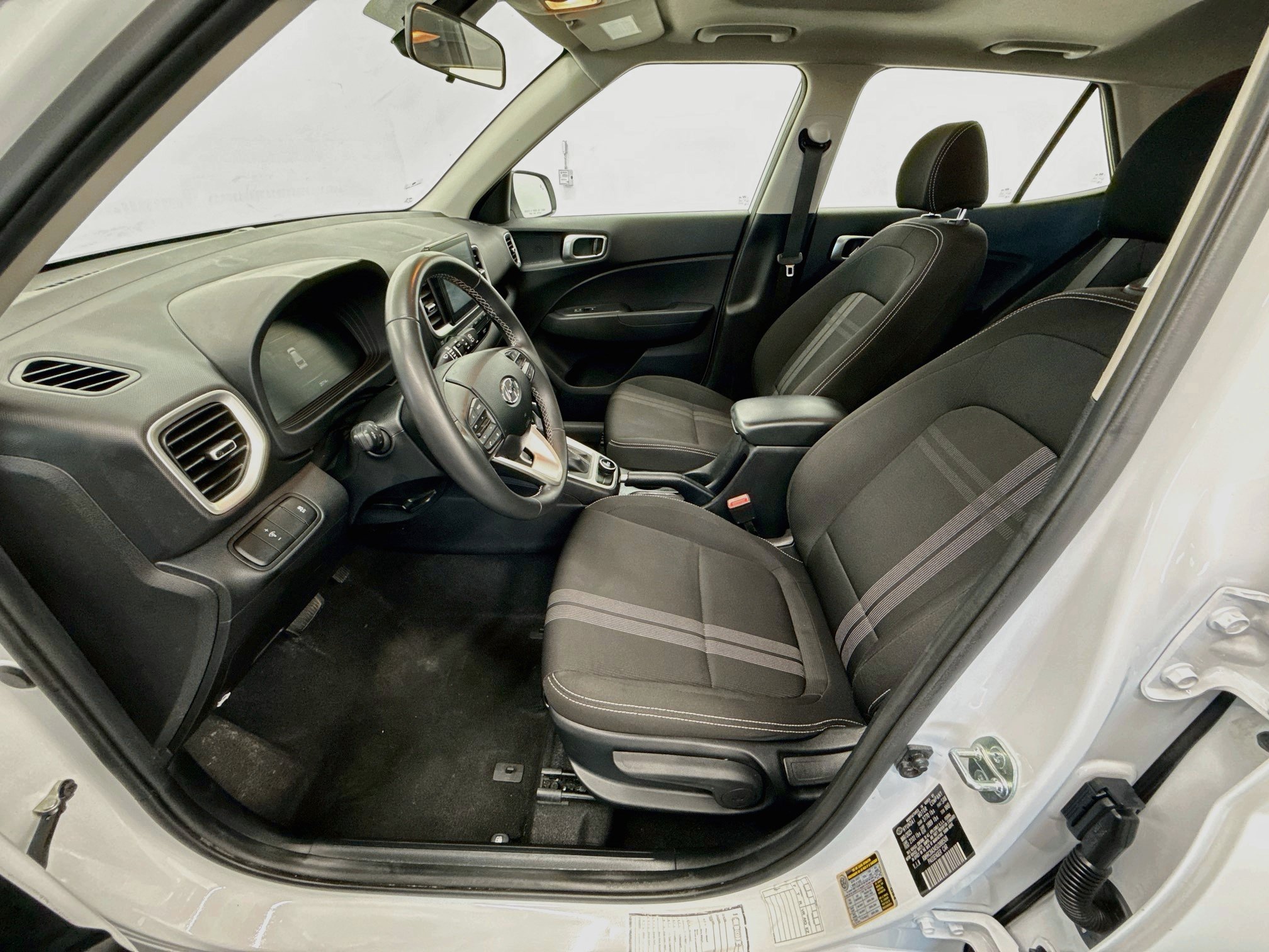 Used 2025 Hyundai Venue SEL FWD image 13