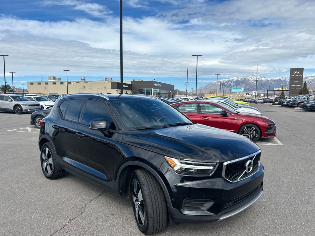 Used 2019 Volvo XC40 T5 Momentum image 3