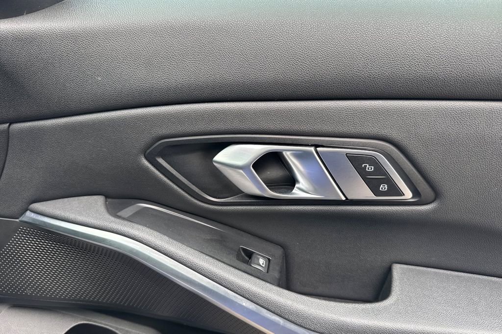 Used 2020 BMW 330i Sedan w/ M Sport Package RWD image 18