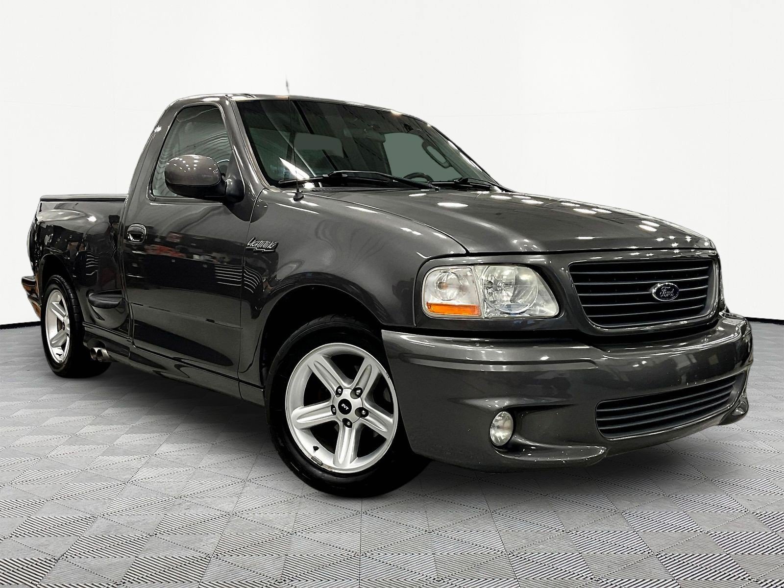 Used 2004 Ford F150 Lightning RWD image 3
