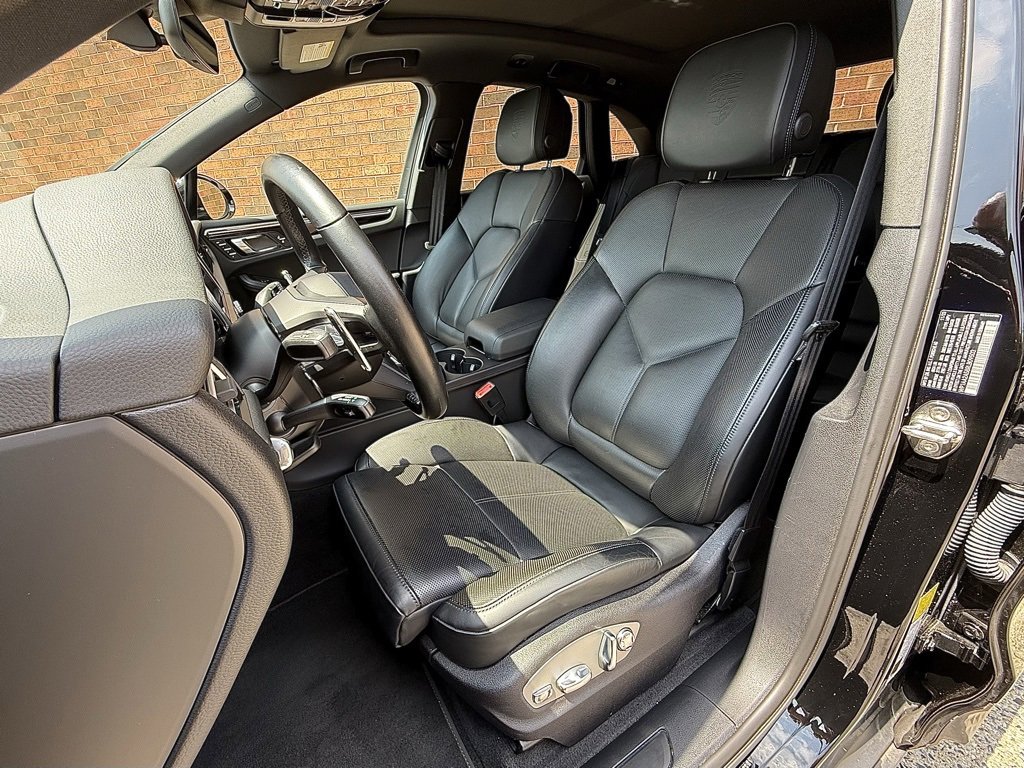 Certified 2024 Porsche Macan image 5