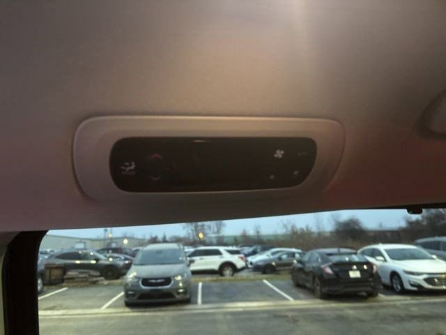 Used 2023 Chrysler Pacifica Touring-L image 31