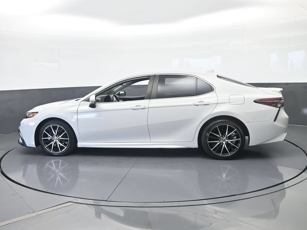 Used 2023 Toyota Camry SE FWD image 3