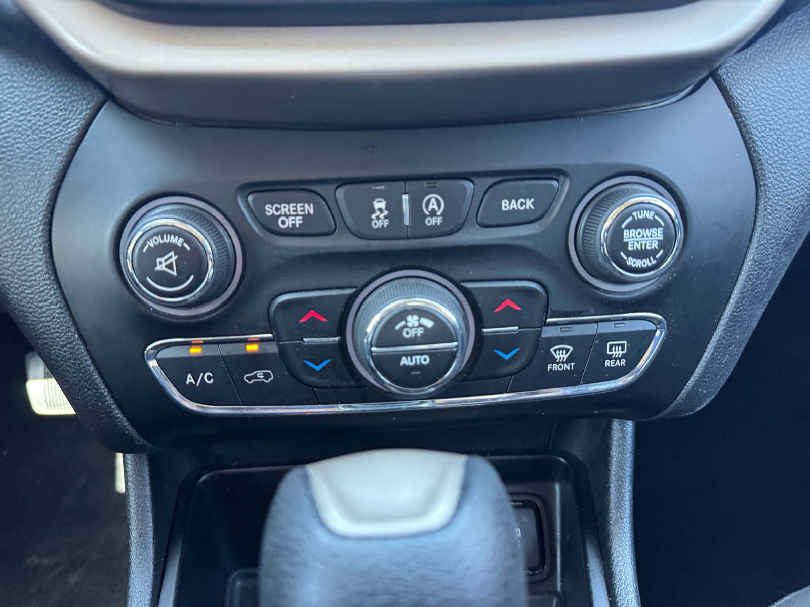 Used 2017 Jeep Cherokee Latitude w/ Comfort/Convenience Group FWD image 22