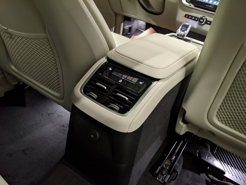 New 2026 Volvo XC90 T8 Ultra w/ Protection Package Premier AWD/4WD image 24