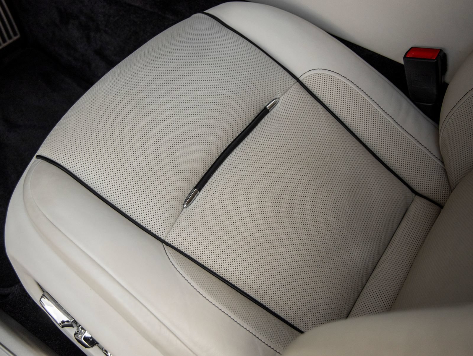Used 2018 Rolls-Royce Wraith RWD image 25