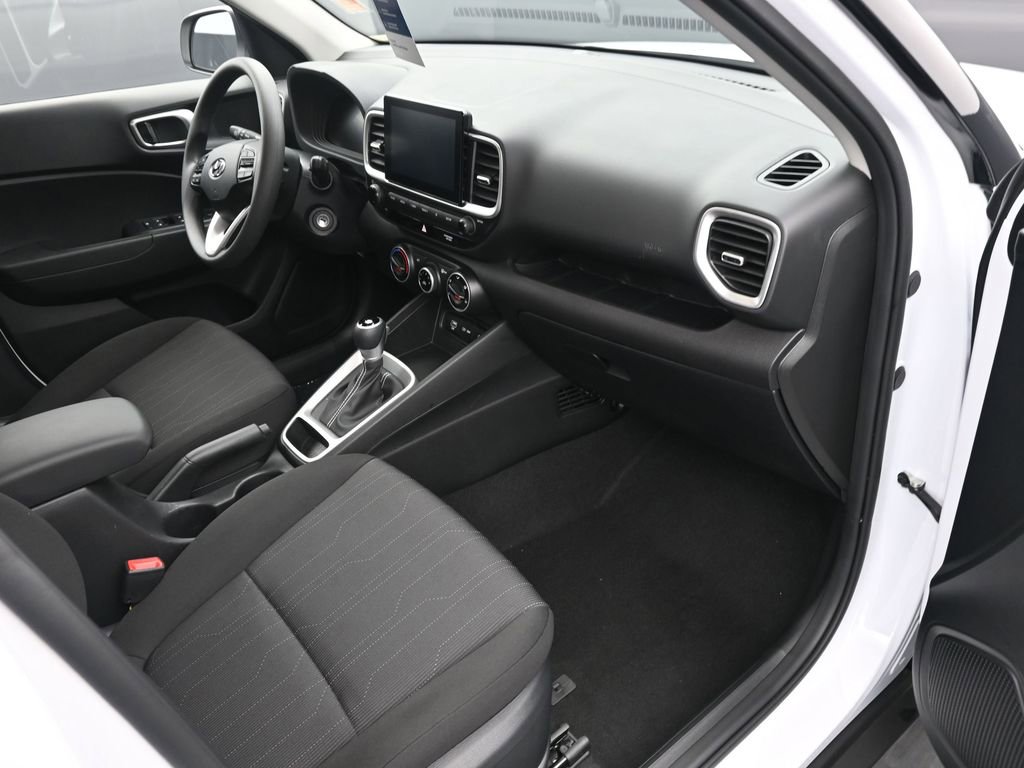 Certified 2025 Hyundai Venue SE image 10