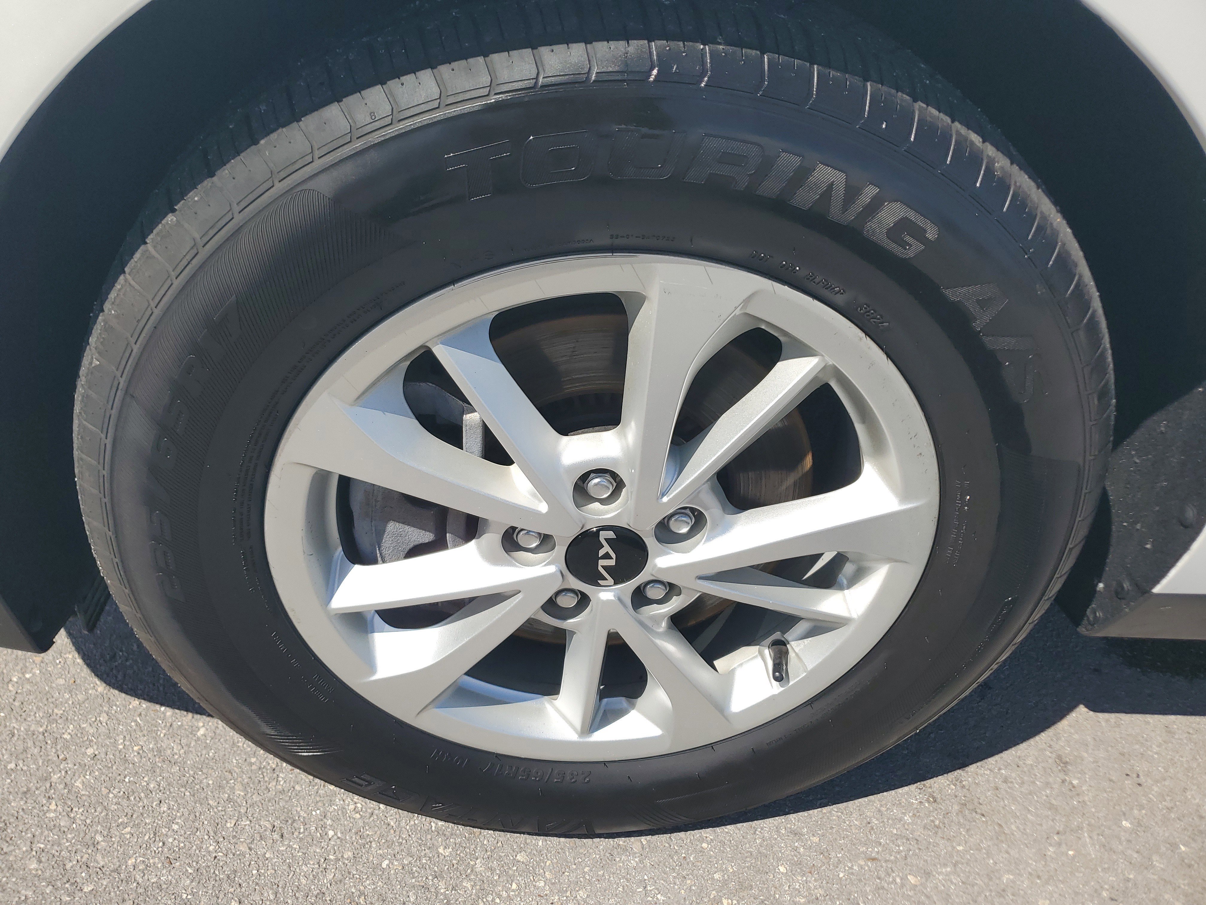 Used 2023 Kia Carnival LX image 31