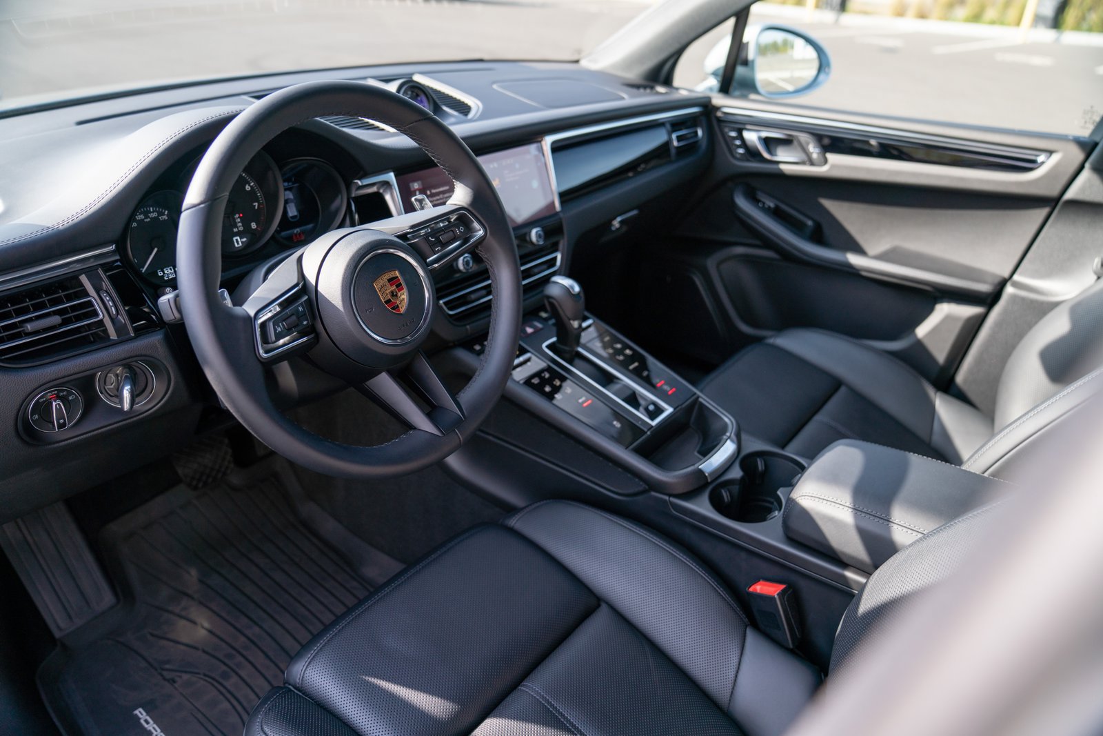 Certified 2026 Porsche Macan AWD/4WD image 4