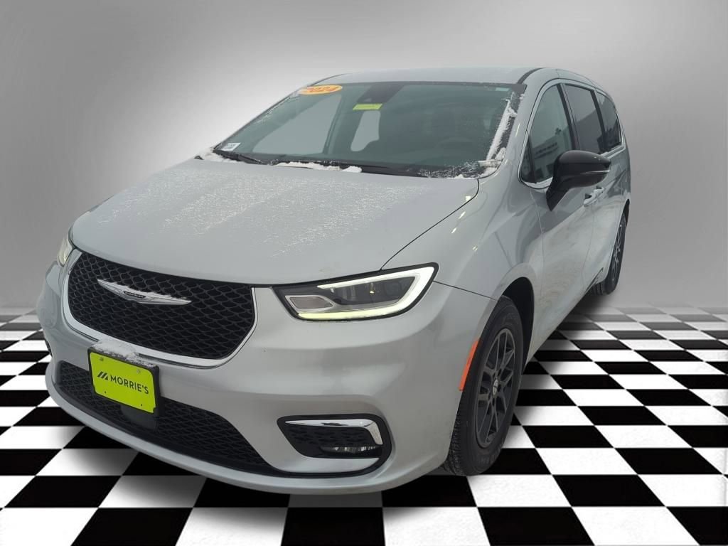 Used 2024 Chrysler Pacifica Touring-L image 3