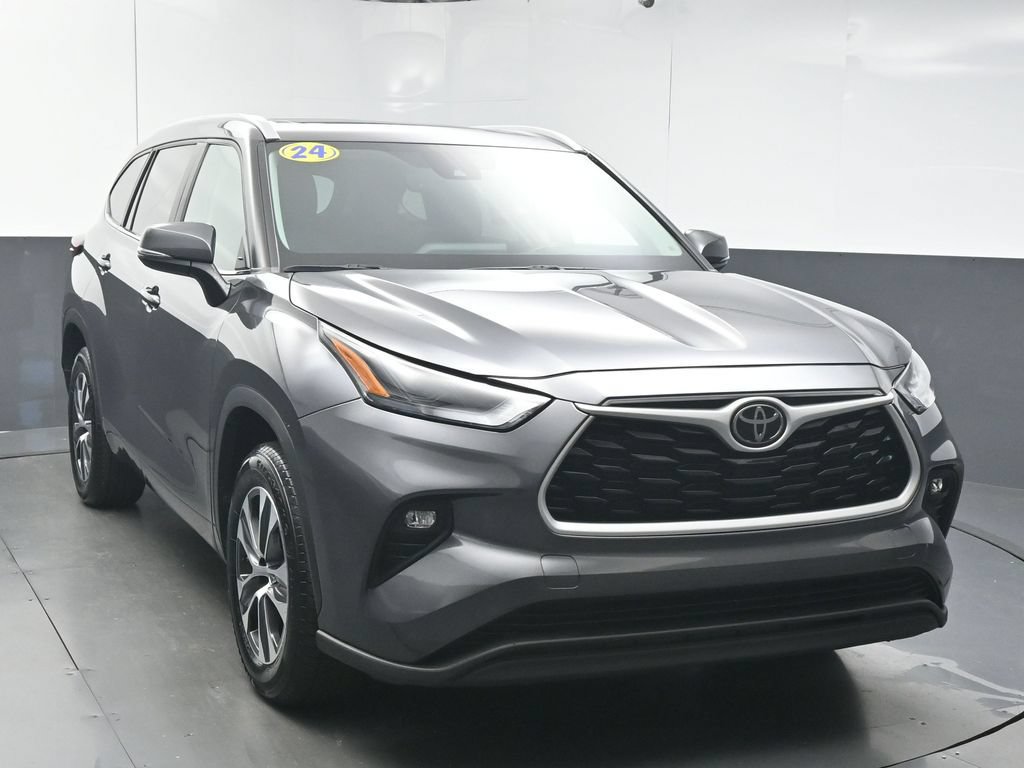 Used 2024 Toyota Highlander XLE FWD image 2