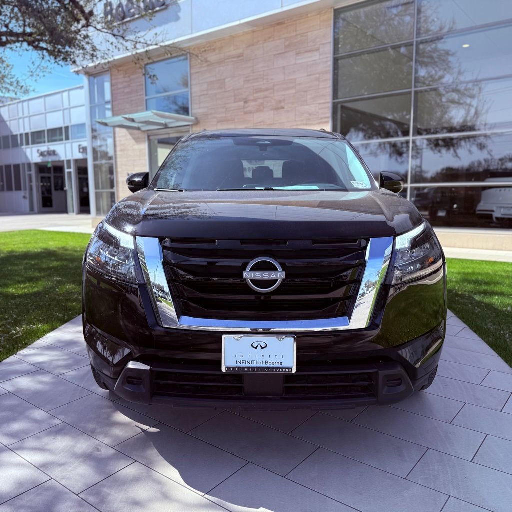 Used 2025 Nissan Pathfinder SV image 3