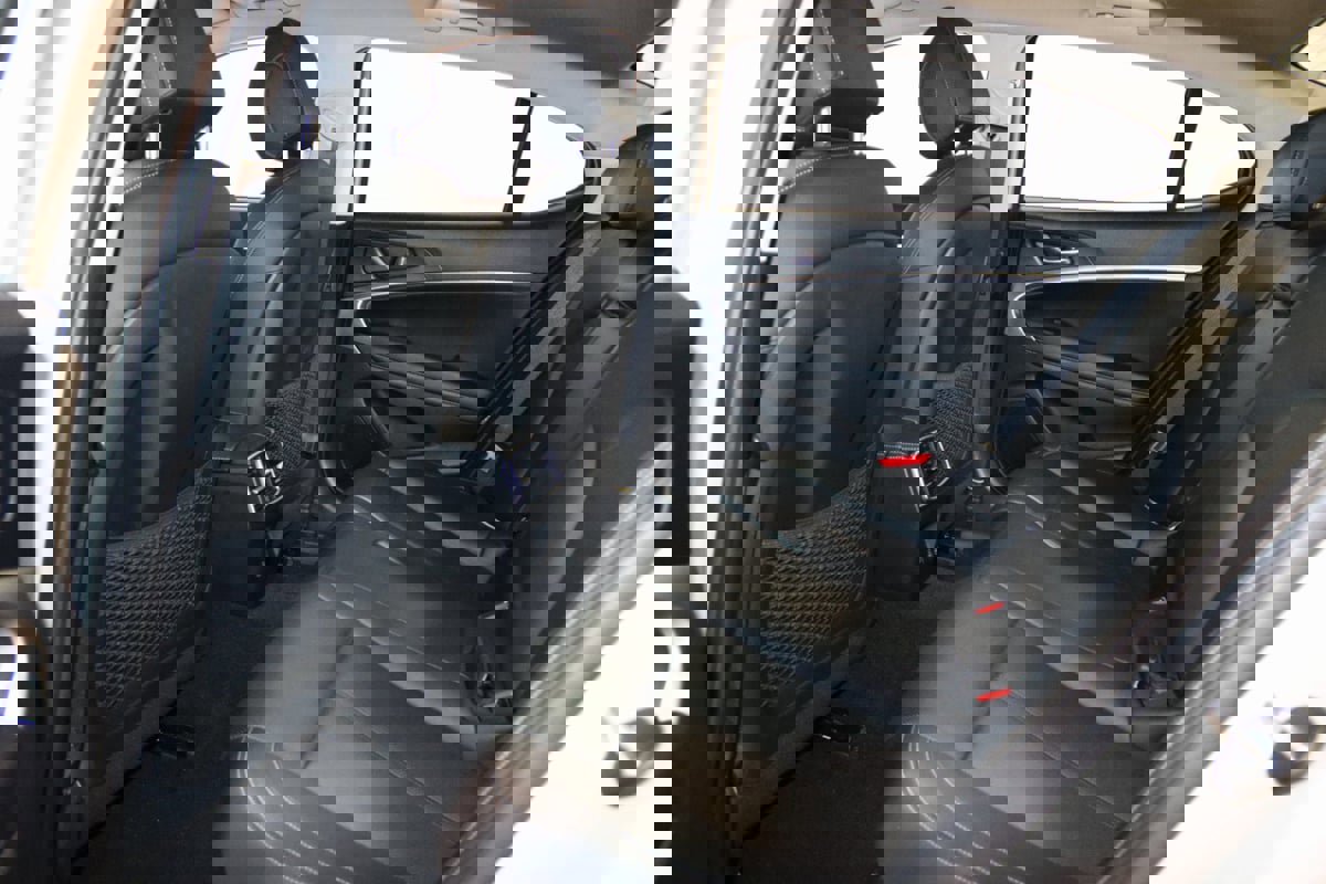 Used 2025 Genesis G70 2.5T image 46