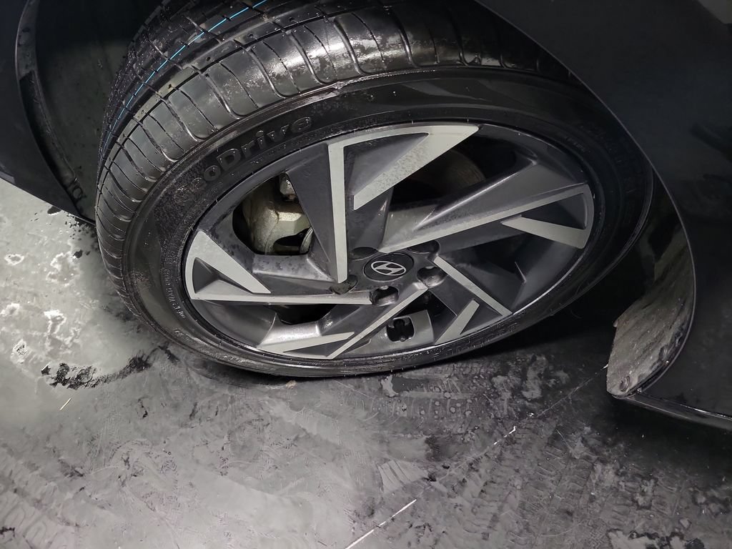 Used 2024 Hyundai Elantra SE FWD image 13